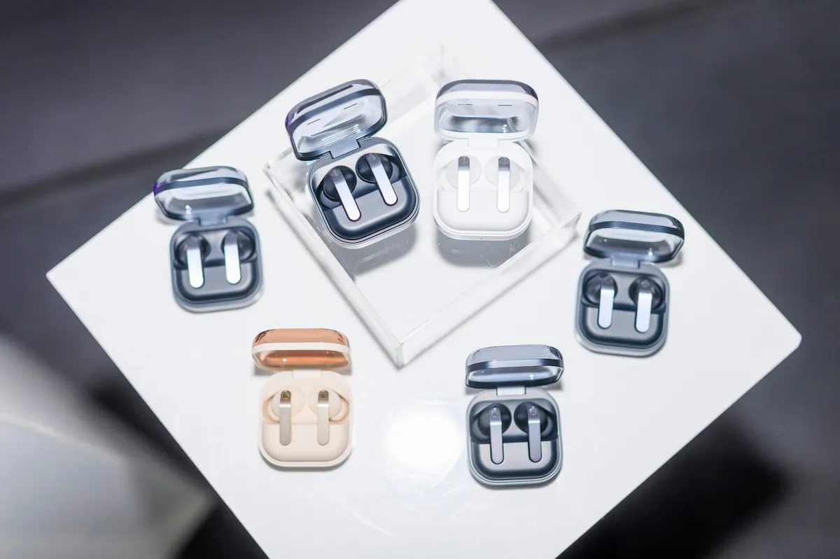 Samsungi uus Galaxy Buds4 kõrvaklappide sari toob kasutajateni parema helikvaliteedi ja uuendatud ergonoomilise disaini